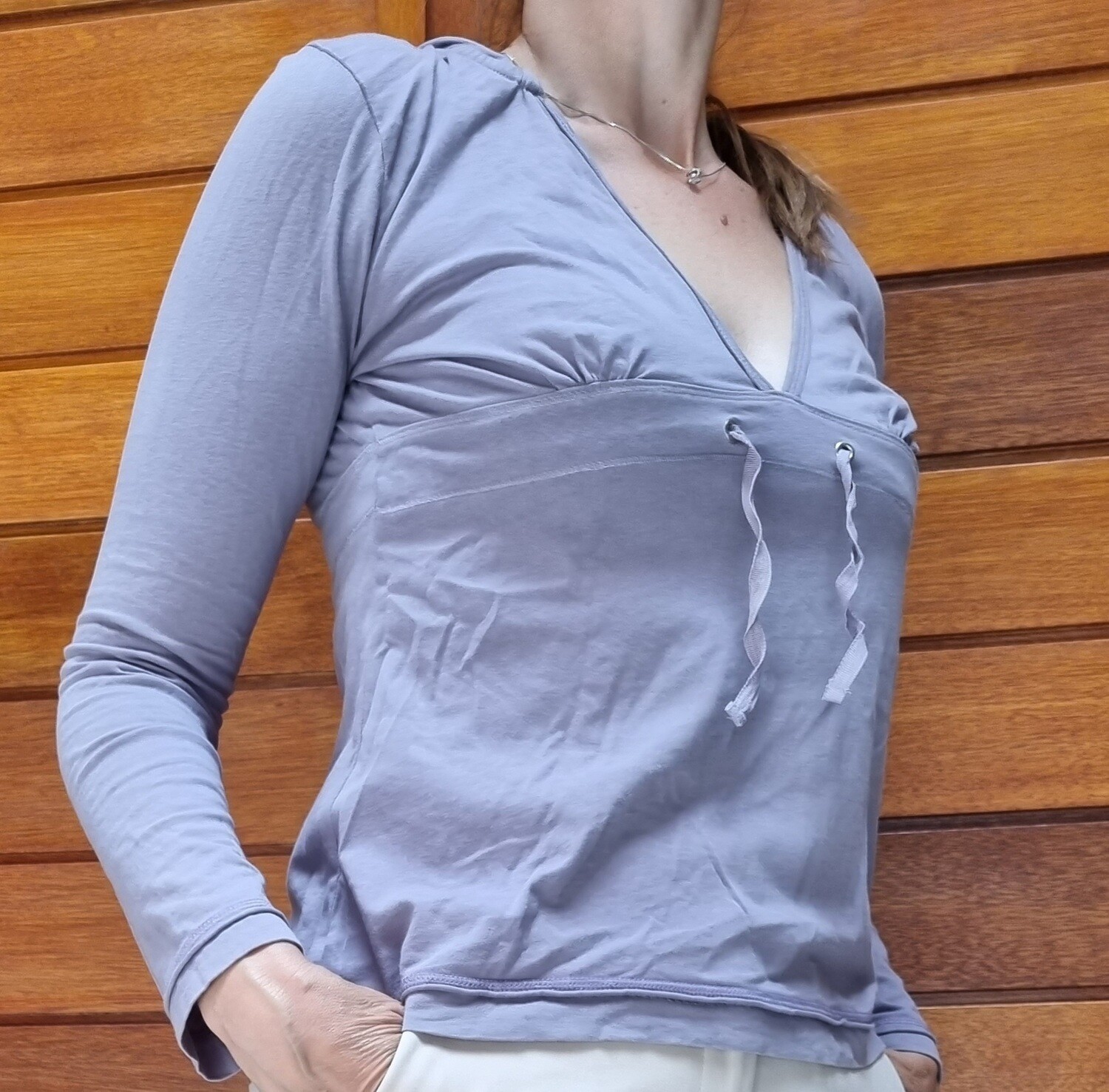 REMERA CON CAPUCHA, DE MANGA LARGA, CON LAZO PARA AJUSTAR A LA CINTURA, MARCA GEGRG, TALLE M