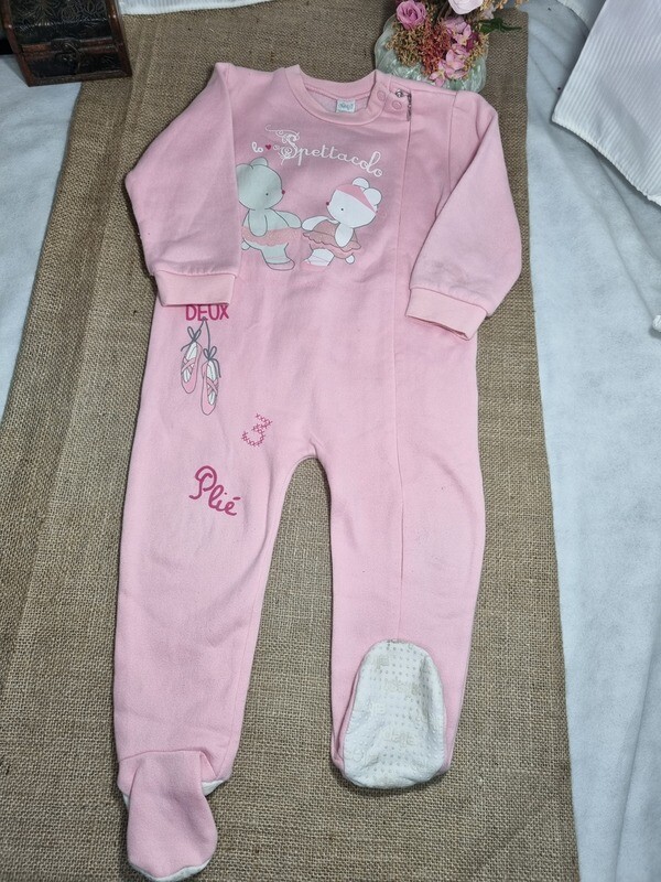 PIJAMA MONO COLOR ROSADO CON ESTAMPA DE OSITOS,MARACA ELLEPI, TALLE 24 MESES
