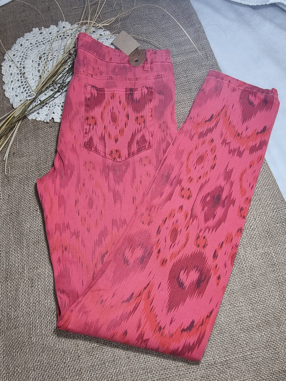 PANTALON CHUPIN, COLOR ROJO ESTAMPADO, MARCA DANIEL CASSIN, TALLE S
