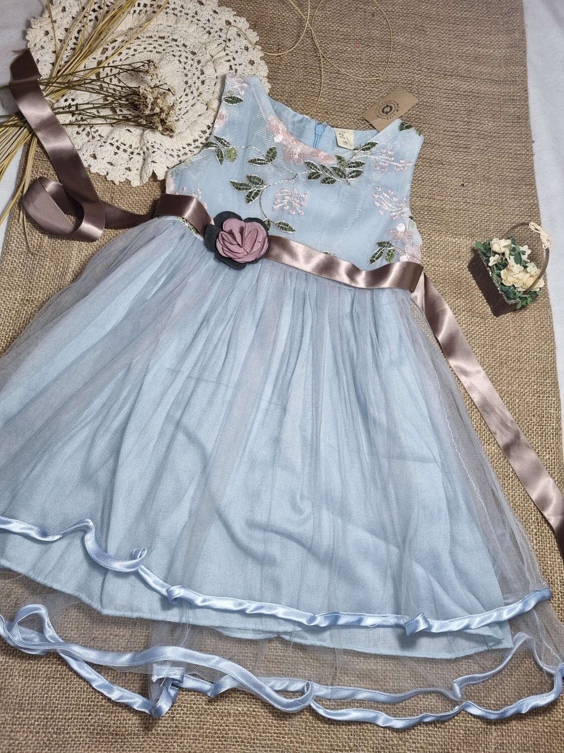 VESTIDO DE FIESTA DE NIÑA, COLOR CELESTE, SIN MANGAS, CON BORDADO EN DELANTERA Y ESPALDA Y POLLERA EN TUL, CON LAZO Y FLOR, TALLE 4. IMPECABLE