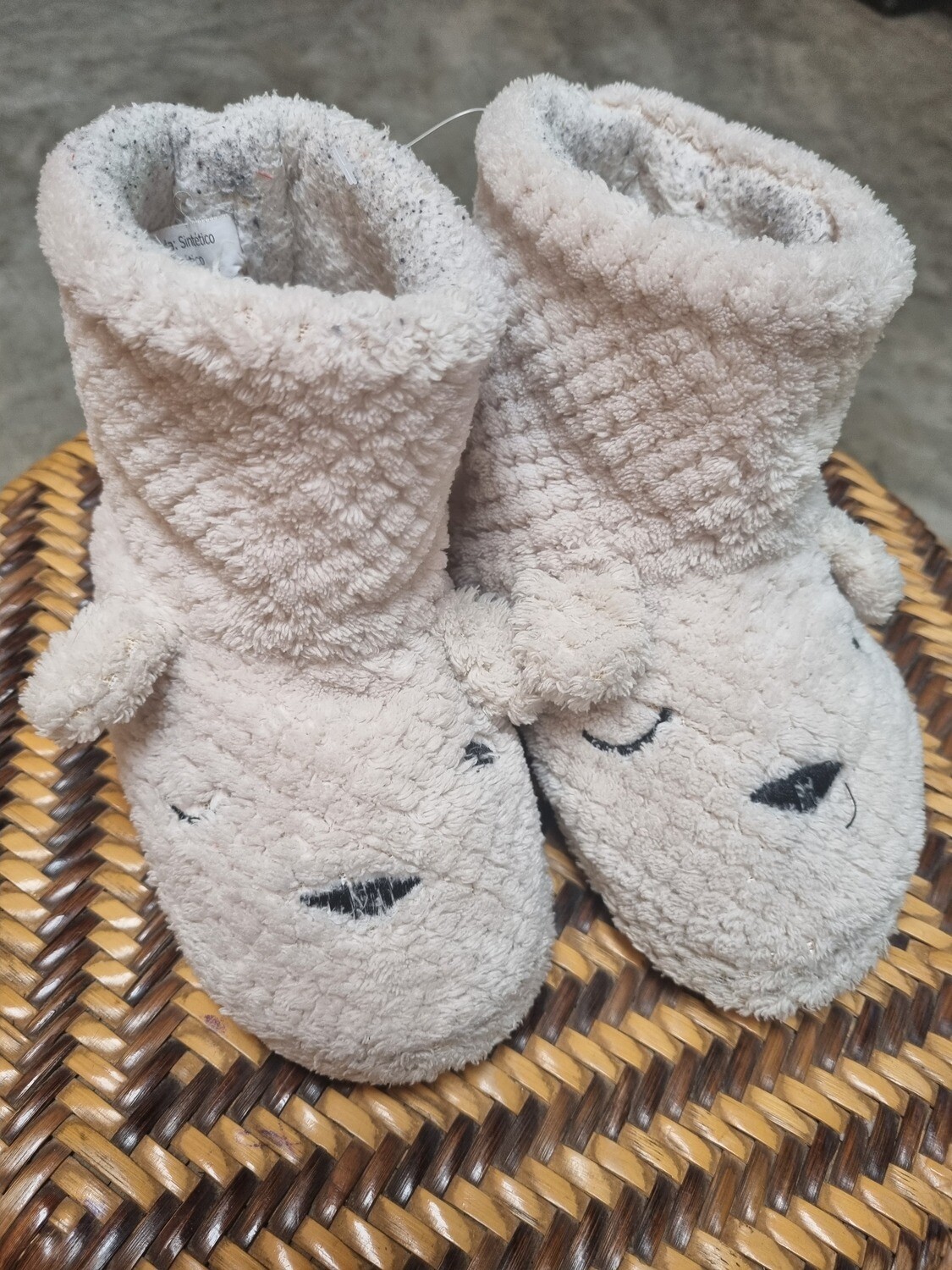 PANTUFLA BOTITA CON CARA OSITO, COLOR BLANCO
