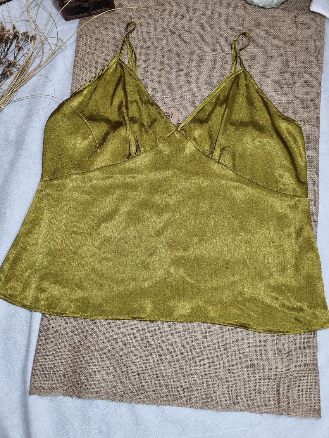 TOP, BRETELES FINOS, COLOR VERDE OLIVA BRILLOSO, TALLE XL