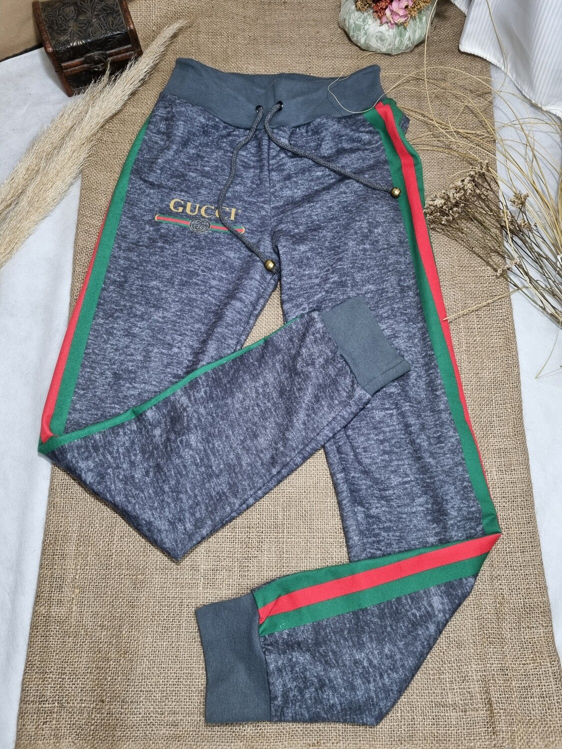 PANTALON DEPORTIVO, COLOR GRIS CON BANDAS ROJA Y VERDE EN LOS LATERALES, TALLE S