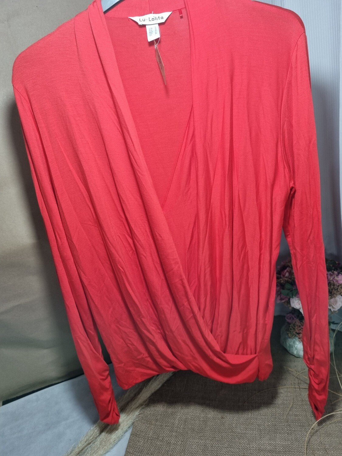 REMERA DE MANGA LARGA , ESCOTE EN V Y CRUZADA, COLOR ROJO, MARCA LOLITA, TALLE P