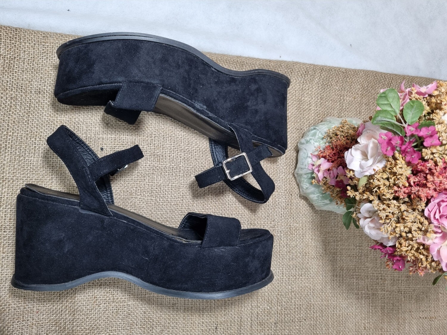 SANDALIAS NEGRAS, DE PLATAFORMA, CON PULSERA, MARCA DANIEL CASSIN, TALLE 40
