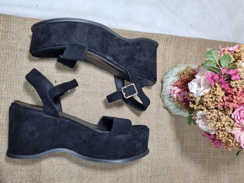 SANDALIAS NEGRAS, DE PLATAFORMA, CON PULSERA, MARCA DANIEL CASSIN, TALLE 40