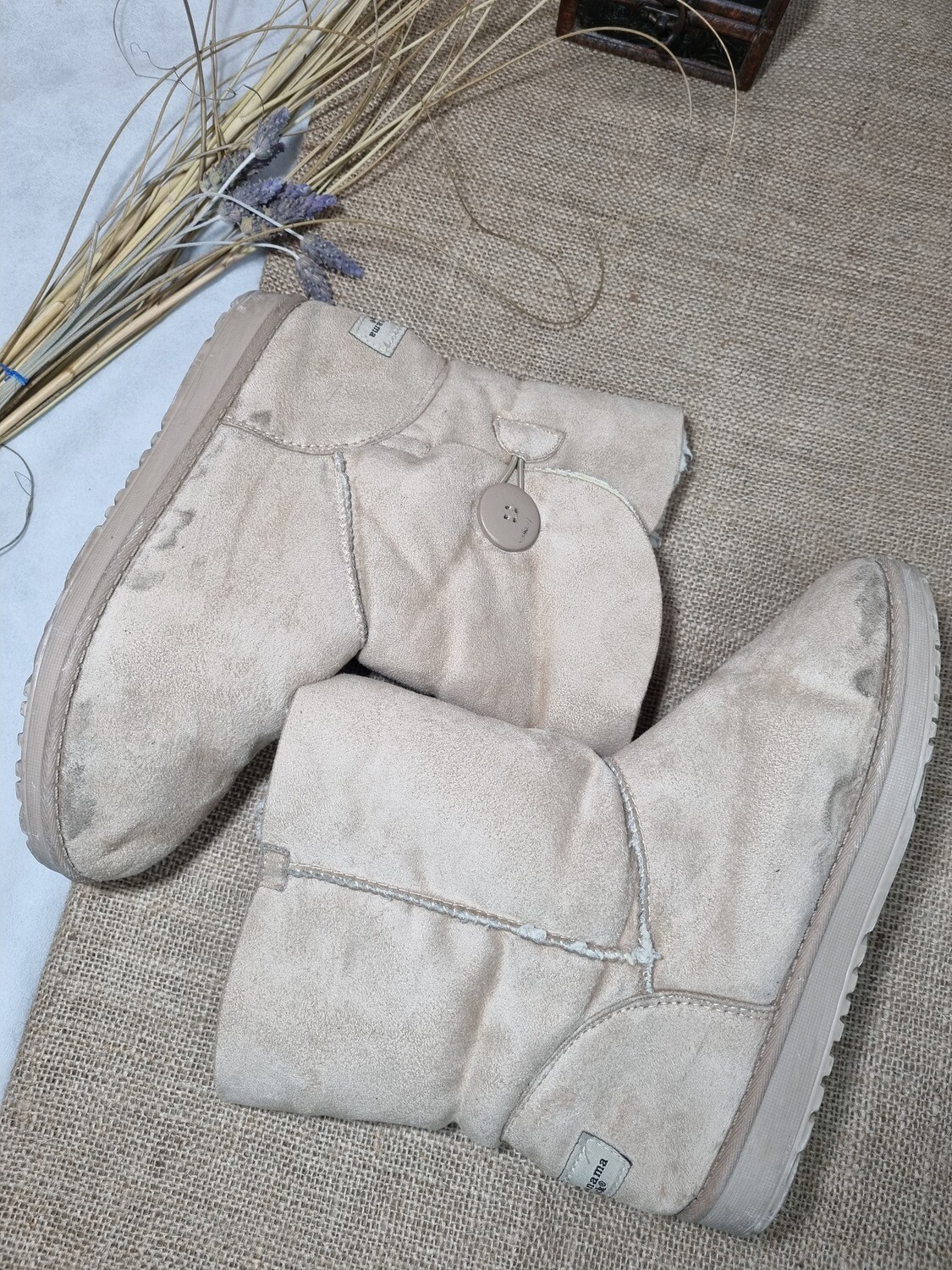 BOTAS DE GAMUZA BEIGE Y CORDERITO CON BOTON DE CIERRE, SUELA DE GOMA, MARCA PANAMA JACK, TALLE 39