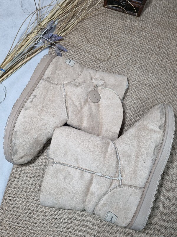 BOTAS DE GAMUZA BEIGE Y CORDERITO CON BOTON DE CIERRE, SUELA DE GOMA, MARCA PANAMA JACK, TALLE 39