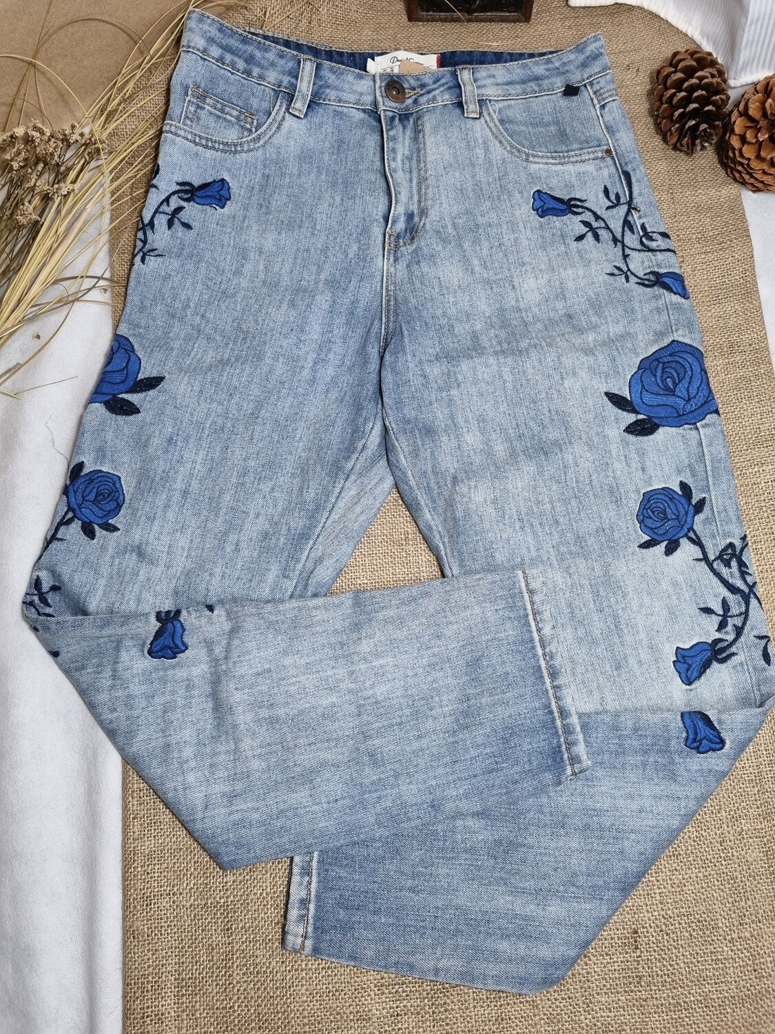JEAN RECTO, GASTADO CON BORDADOS EN AZUL , MARCA DANIEL CASSIN, TALLE 25