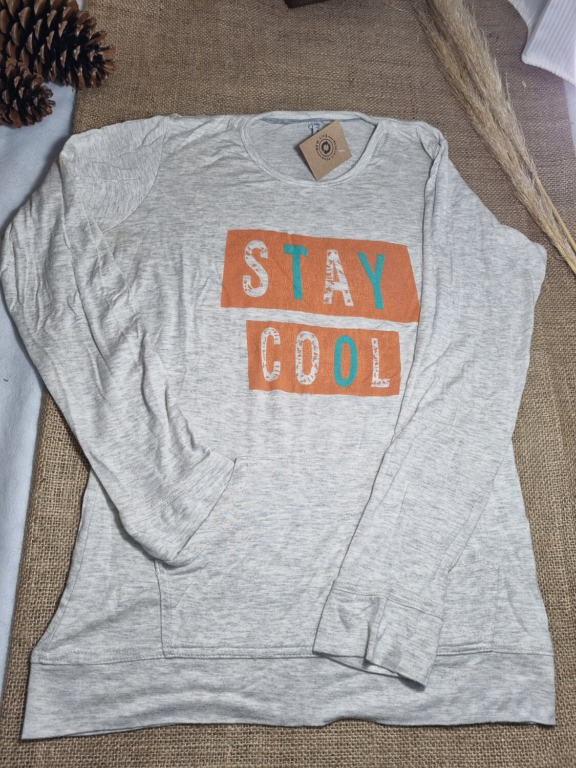 REMERA DE MANGA LARGA, BOLSILLO DELANTERO, ESCOTE A LA BASE, COLOR GRIS CON ESTAMPA AL FRENTE, MARCA SPY, TALLE MINI