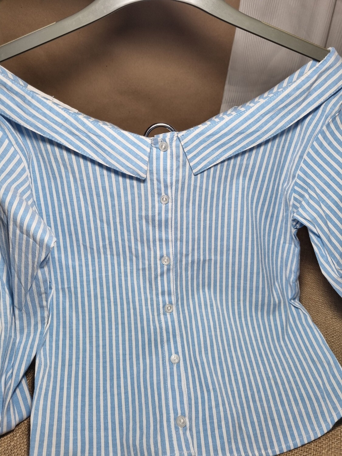CAMISA DE MANGA LARGA , CUELLO BOTE, A RAYAS CELESTE Y BLANCA, LINDO DETALLE EN LA ESPALDA , MARCA RING A BELL, TALLE S. SIN USO