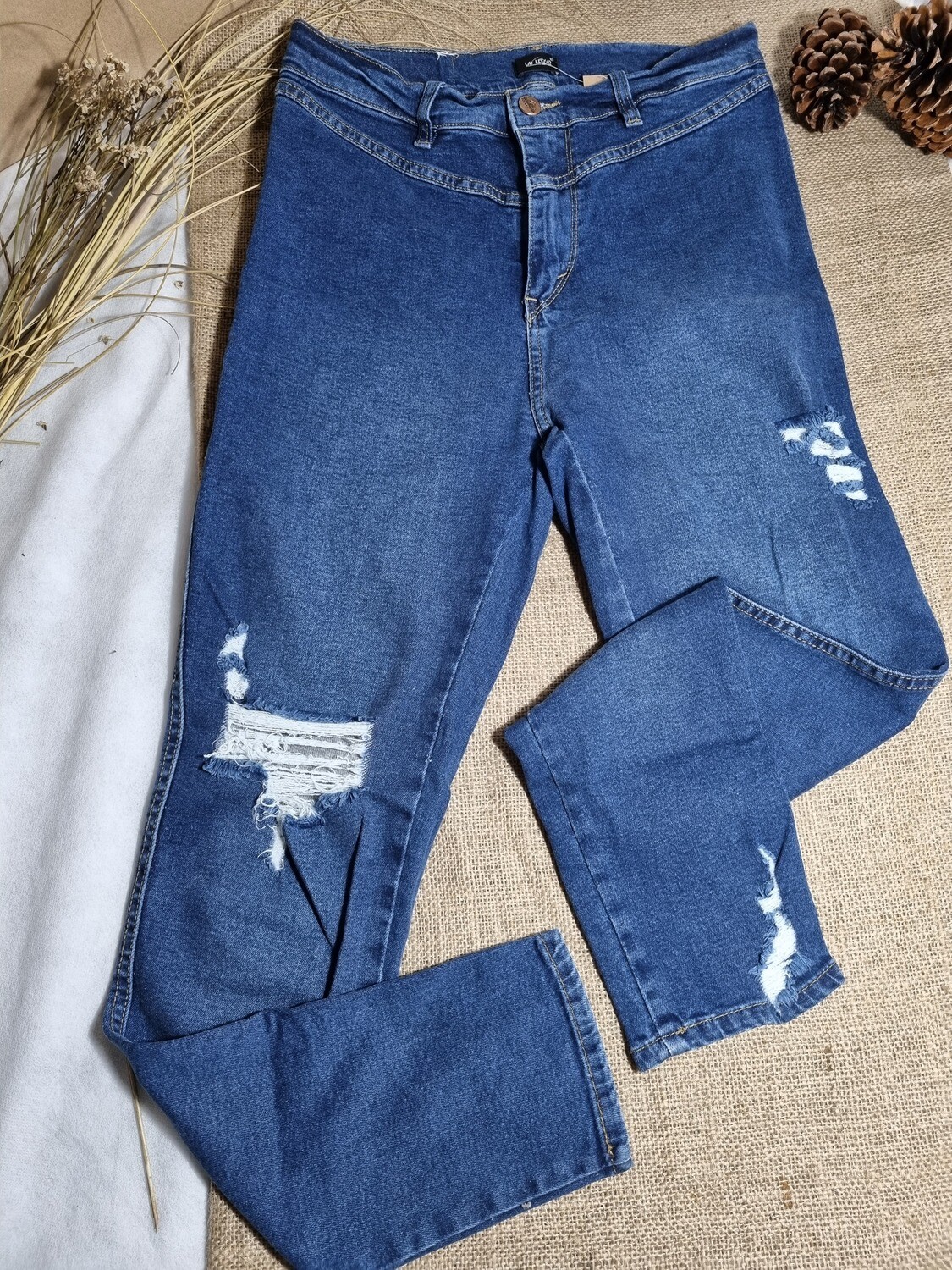 JEAN CON ROTURAS, CHUPIN, MARCA LAS LOCAS, TALLE 42