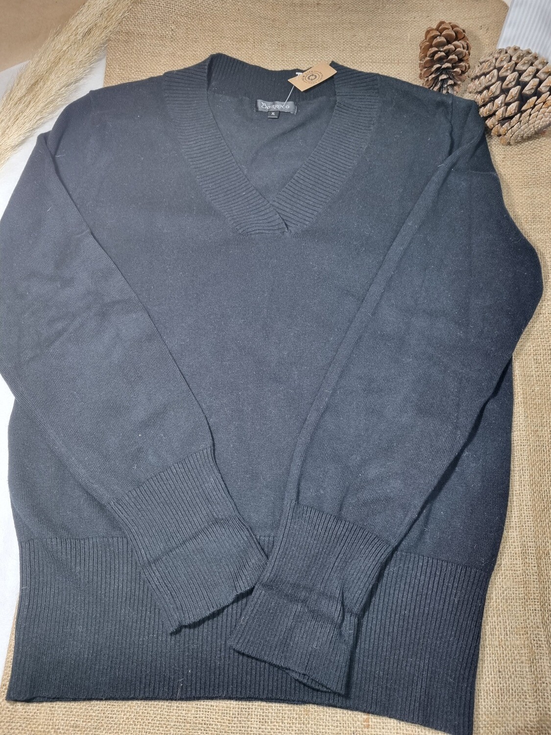 SWEATER DE PUNTO, COLOR NEGRO, ESCOTE EN V, MARCA BARROCO, TALLE XL (CHICO)