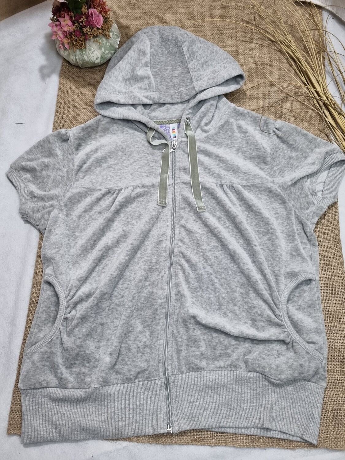 CAMPERA CON CAPUCHA, MANGA CORTA, DE PLUSH, MARCA DENIM, TALLE S/M