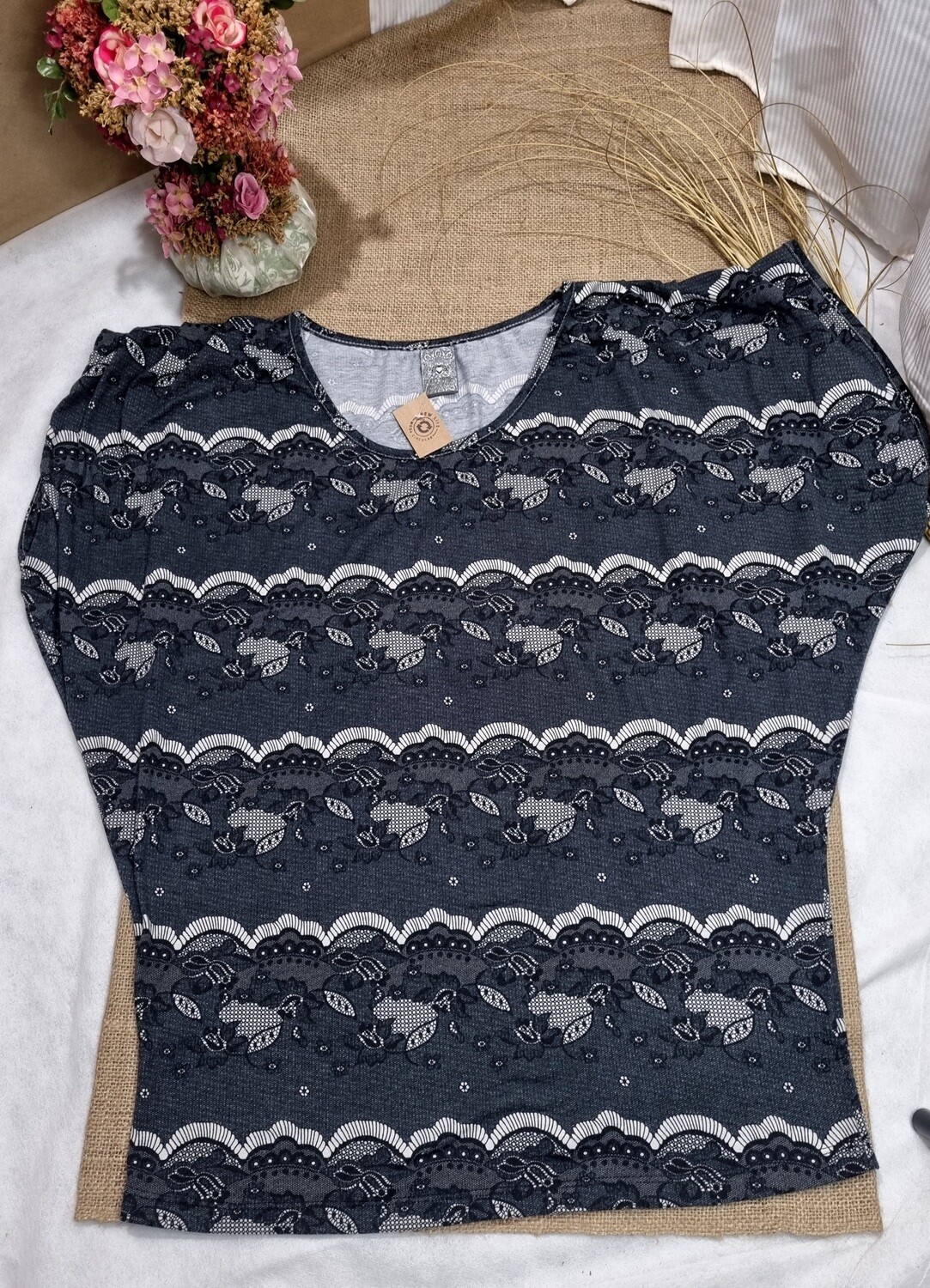 REMERA ESTILO BLUSÓN DE MANGA CORTA ESTAMPADA EN TONOS DE GRIS Y BLANCO, MARCA A`FIXIS, TALLA L