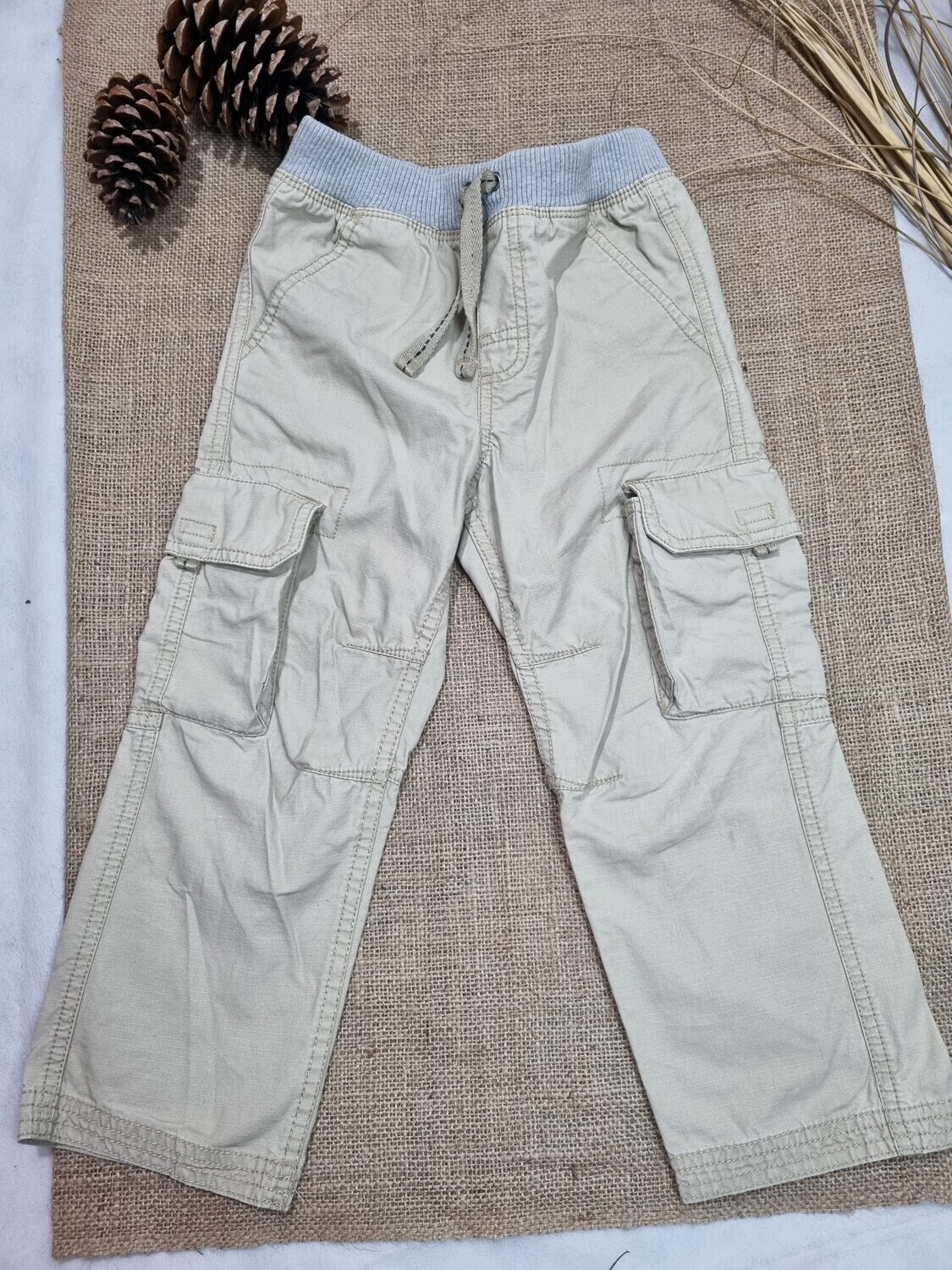 PANTALON CARGO, PARA NIÑO, CON CINTURA DE ALGODÓN ELASTIZADO. COLOR BEIGE. MARCA CARTERS. TALLE 5T. IMPECABLE