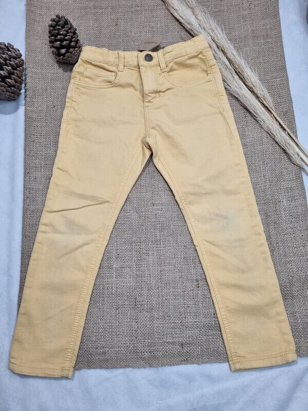 GANGA. PANTALON DE JEAN ELASTIZADO PARA NIÑO, TALLE 4-5 AÑOS. MARCA GUAPA. COLOR MOSTAZA. CON MARCAS EN LAS RODILLAS