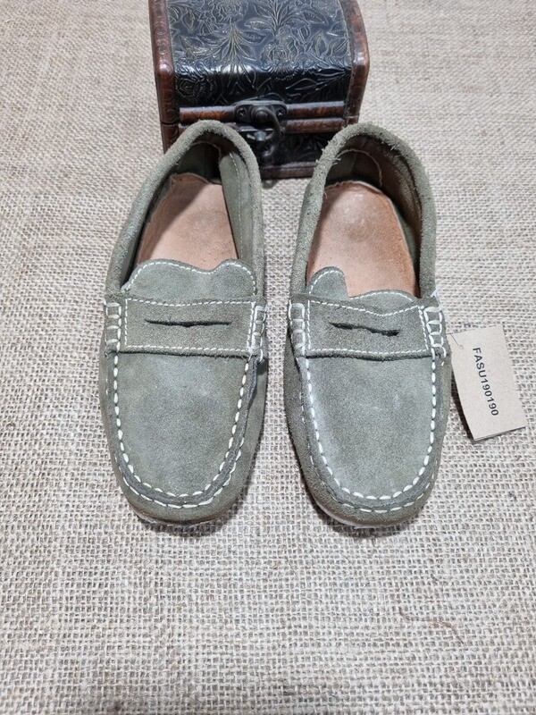 MOCASÍN DE GAMUZA, COLOR VERDE OLIVA, MARCA ZARA, TALLE 31