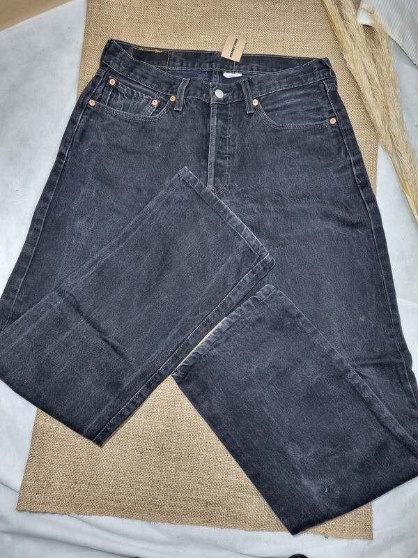PANTALÓN DE JEAN, COLOR NEGRO, MARCA LEVI´S 501, TALLE 32 L 34
