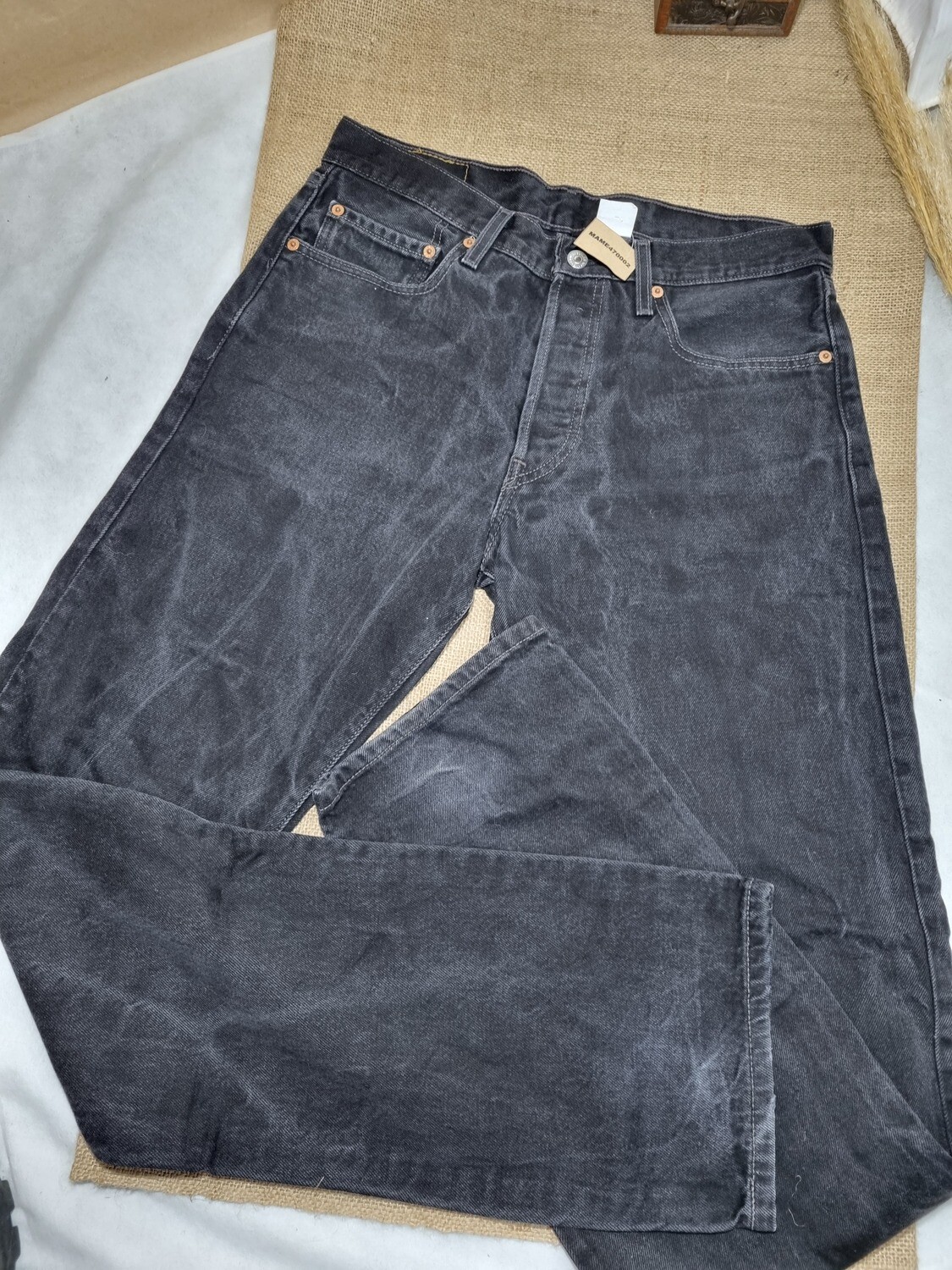 PANTALÓN DE JEAN, COLOR NEGRO, MARCA LEVI&#39;S 501, TALLE 33 L 36