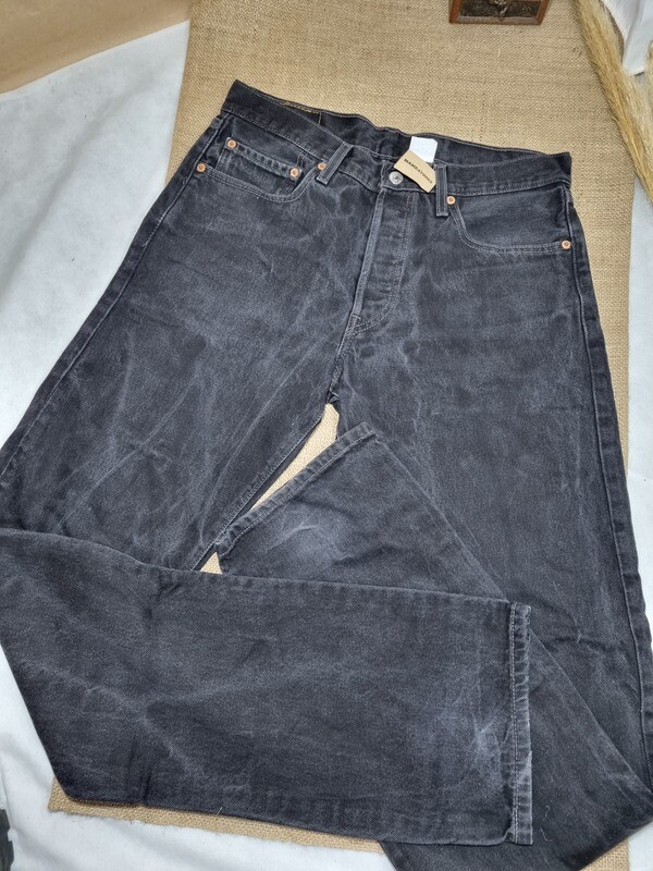 PANTALÓN DE JEAN, COLOR NEGRO, MARCA LEVI&#39;S 501, TALLE 33 L 36