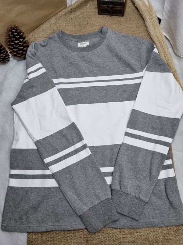 BUZO DE TELA JOGGING AFELPADO, CON FRANJAS BLANCAS ENGOMADAS, MARCA FOREVER21, TALLE XL
