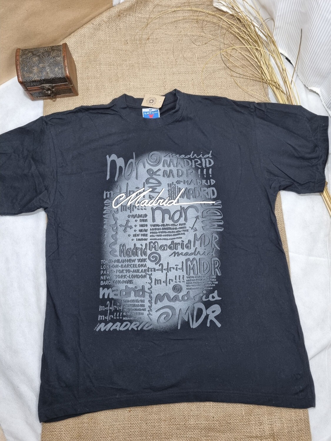 REMERA DE MANGA CORTA, COLOR NEGRO CON ESTAMPA AL FRENTE, TALLE M