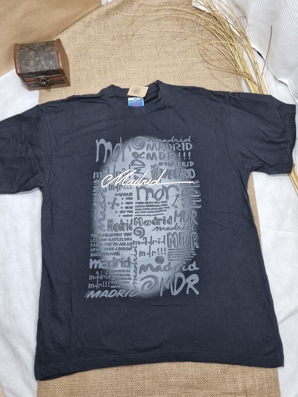 REMERA DE MANGA CORTA, COLOR NEGRO CON ESTAMPA AL FRENTE, TALLE M