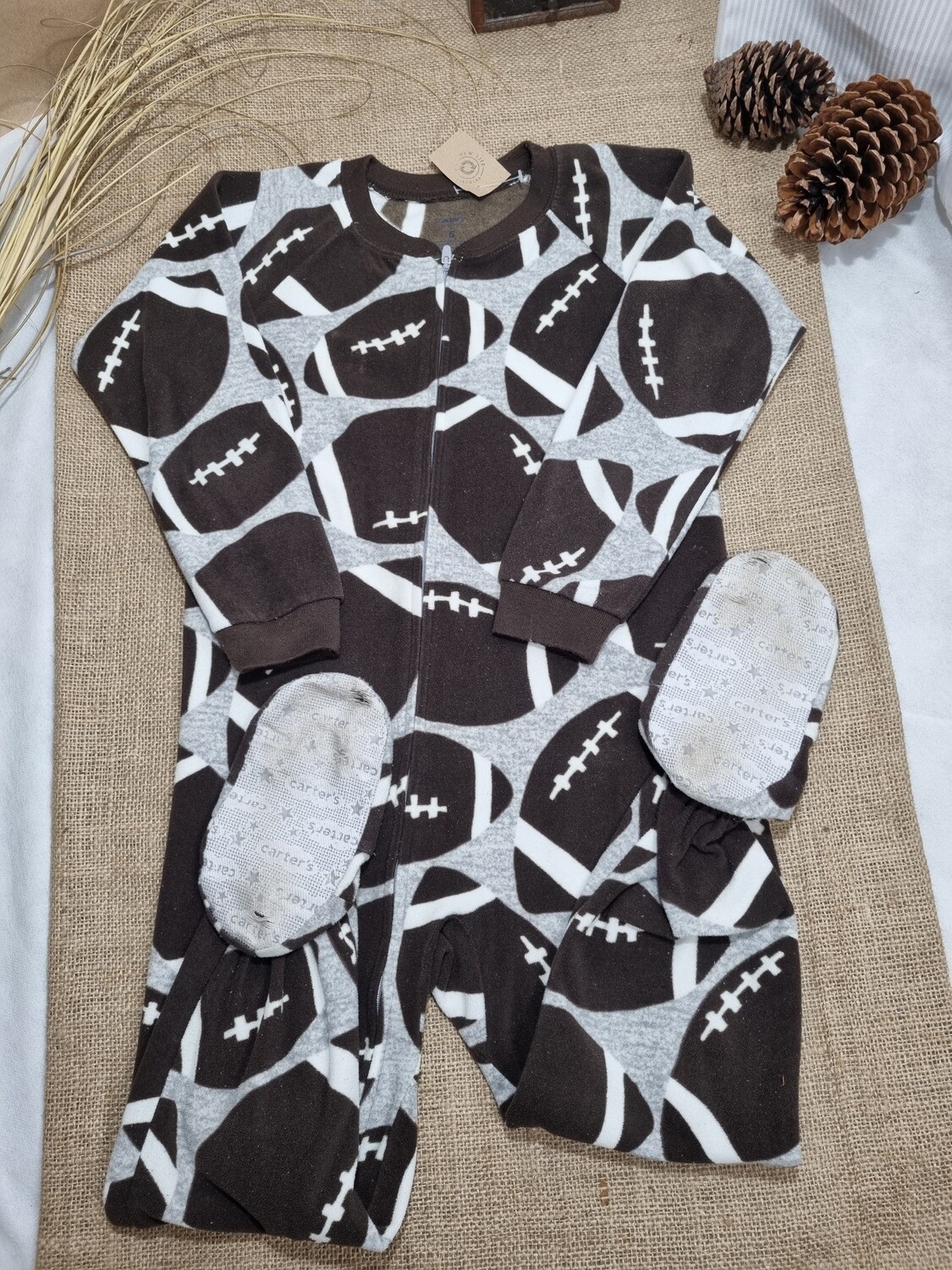 PIJAMA ENTERO, TIPO MONO, DE POLAR FINO, MARCA CARTERS. TALLE 5. DETALLE GASTADO EN LA PLANTA DE LOS PIES.
