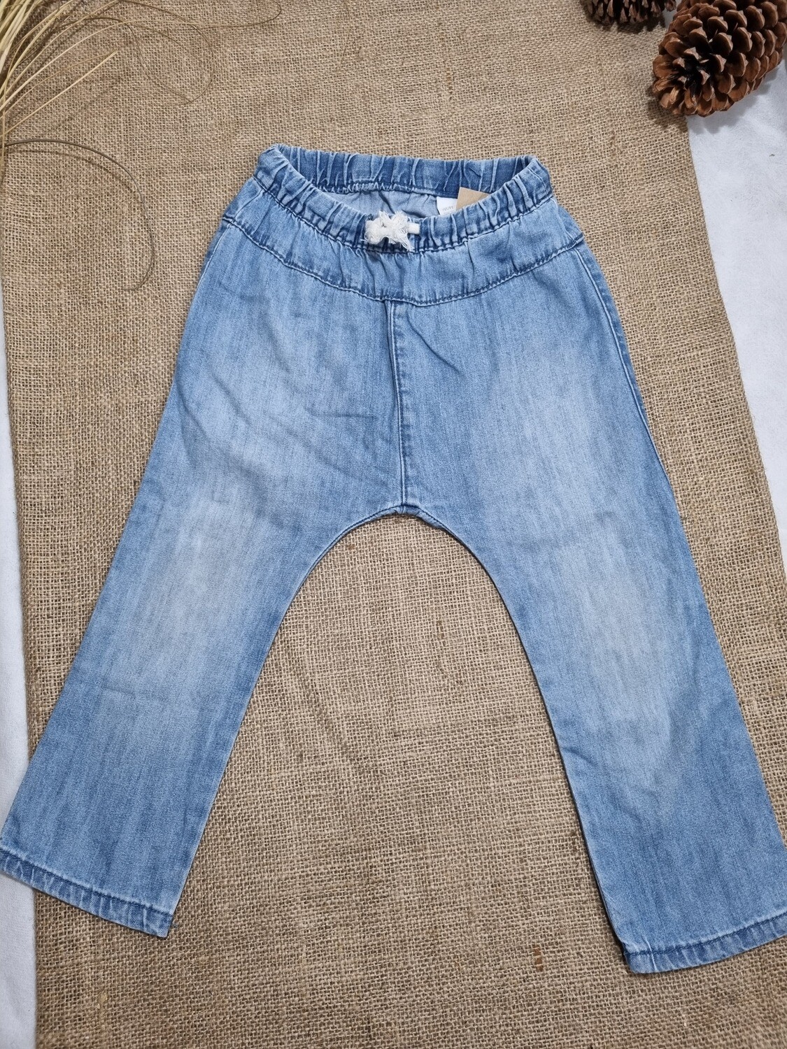 PANTALON DE JEAN FINO, PARA NIÑA, ESTILO BOMBACHUDO. CON CINTURA ELÁSTICA MÁS CORDÓN. MARCA HYM. TALLE 1-2 AÑOS