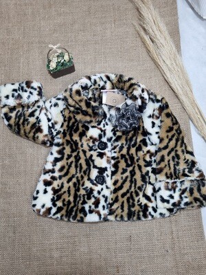 ABRIGO ESTILO TAPADITO, PELUDO, ANIMAL PRINT. CON 3 BOTONES. TIENE PRENDEDOR DE FLOR REMOVIBLE. TALLE 12 MESES. IMPECABLE