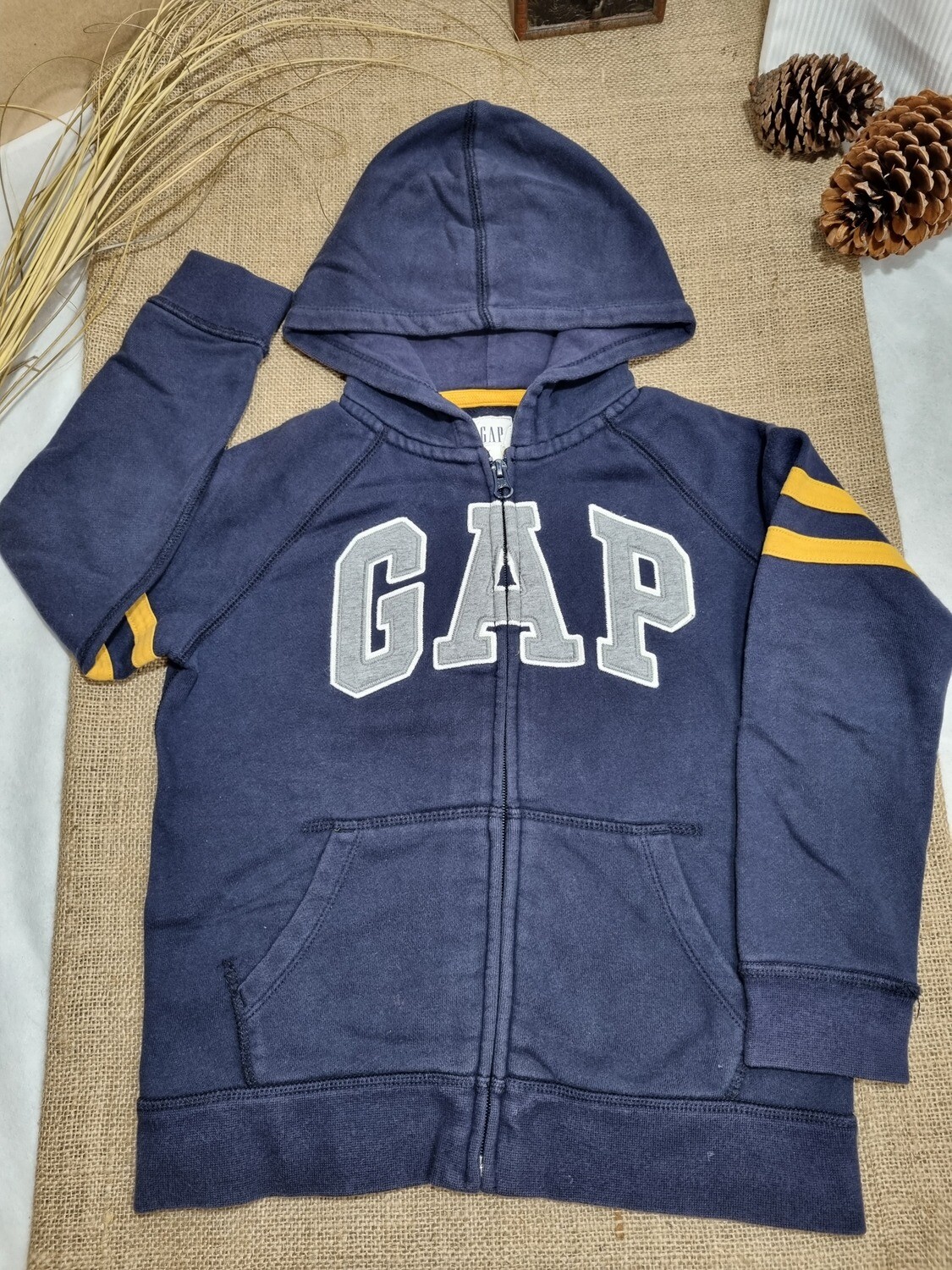CAMPERA DE ALGODÓN, PARA NIÑO, CON CAPUCHA Y CIERRE. MARCA GAP. TALLE 6/7. CON PEQUEÑO DETALLE EN UNA MANGA, CASI IMPERCEPTIBLE