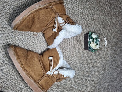 BOTITAS DE GAMUZA COLOR TOSTADO, FORRADAS DE CORDERITO, TALLE 26, MARCA MISS CAROL