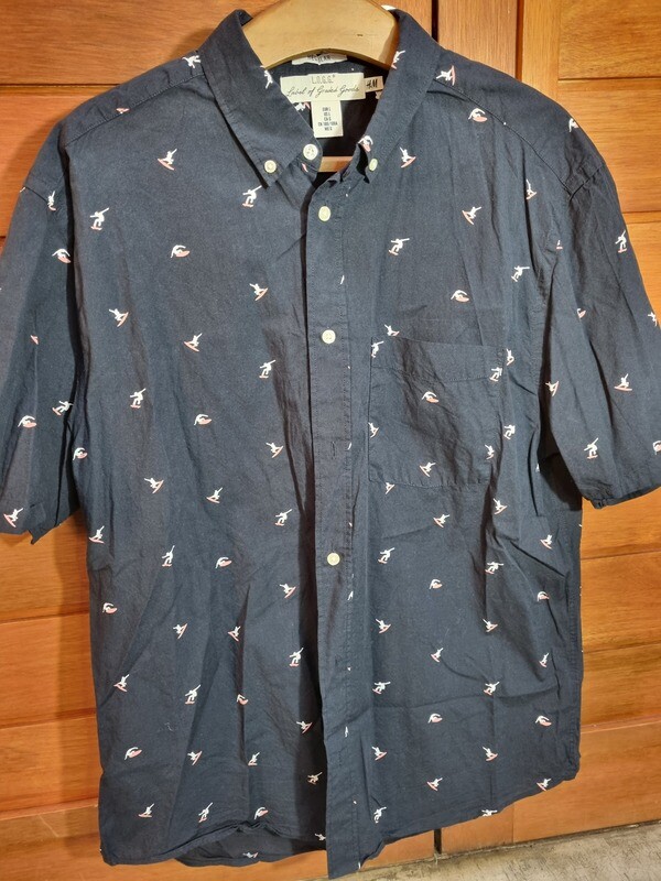 CAMISA DE MANGA CORTA, COLOR AZUL OSCURO CON ESTAMPAS, MARCA HYM, TALLE L