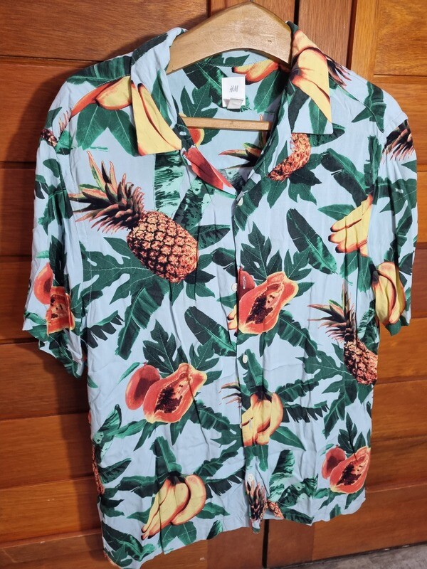 CAMISA DE MANGA CORTA, ESTAMPADA, MARCA HYM, TALLE L