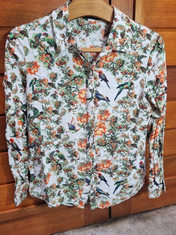 CAMISA ESTAMPADA, DE MANGA LARGA, MARCA CINDY KONO, TALLE M