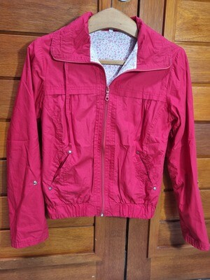 CAMPERA DE MEDIA ESTACIÓN, FINA, COLOR ROJO , CON ELÁSTICO A LA CINTURA, TALLE S