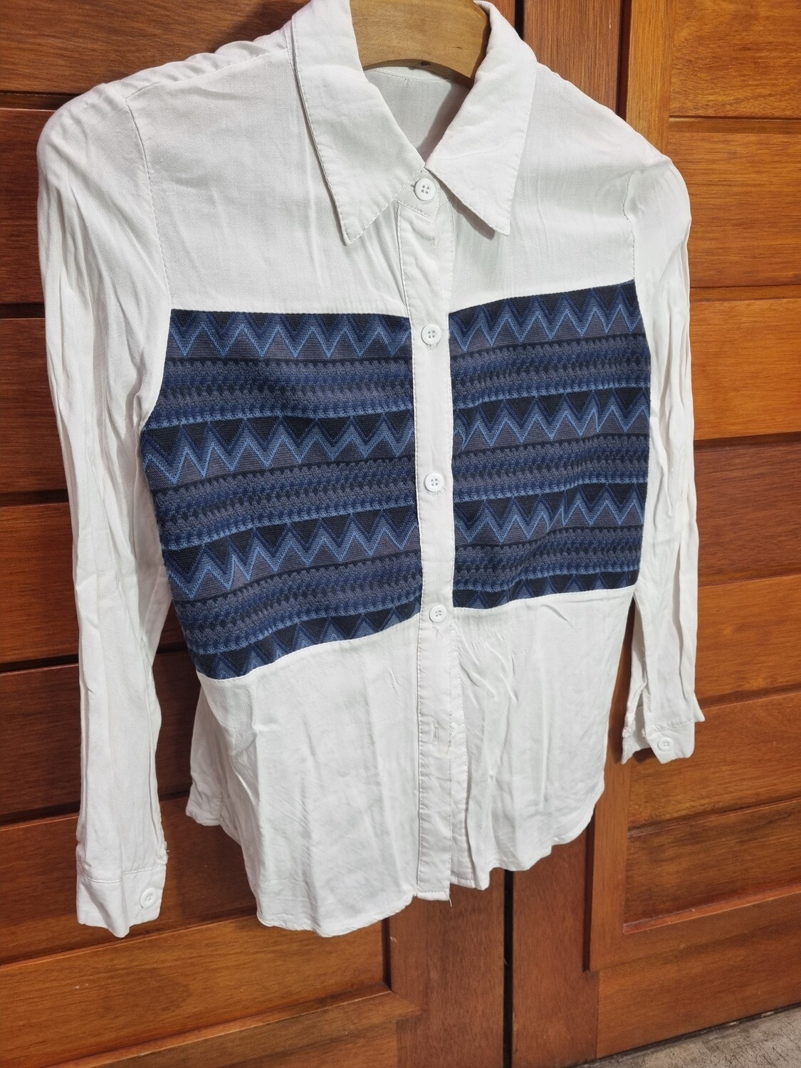 CAMISA DE MANGA LARGA, BLANCA CON APLIQUE DELANTERO GEOMÉTRICO EN AZUL, TALLE XS