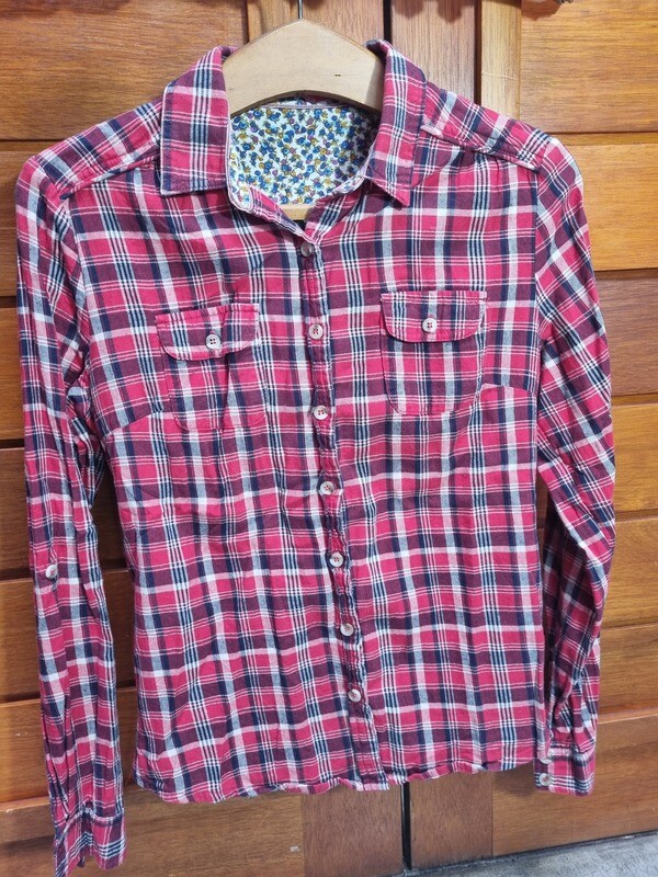 CAMISA A CUADROS, COLOR ROJO PREDOMINANTE, MANGA LARGA, MARCA TAURA, TALLE S