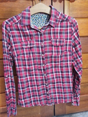 CAMISA A CUADROS, COLOR ROJO PREDOMINANTE, MANGA LARGA, MARCA TAURA, TALLE S