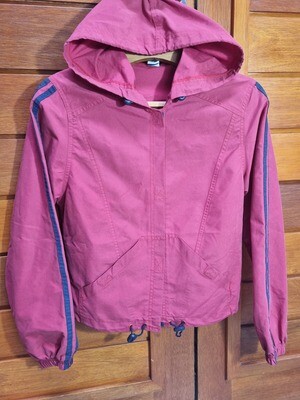 CAMPERA DE TELA FINA, CON CAPUCHA, COLOR ROJO OSCURO, AJUSTABLE A LA CINTURA, TIPO DEPORTIVA, MARCA HERING, TALLE P