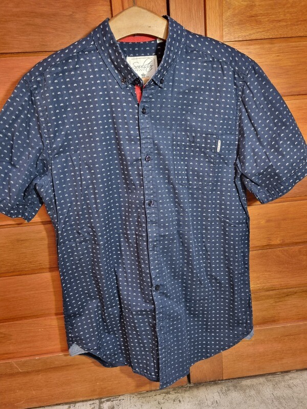 CAMISA DE MANGA CORTA, COLOR AZUL CON PEQUEÑOS DIBUJOS EN BLANCO, MARCA SOULSTAR, TALLE L