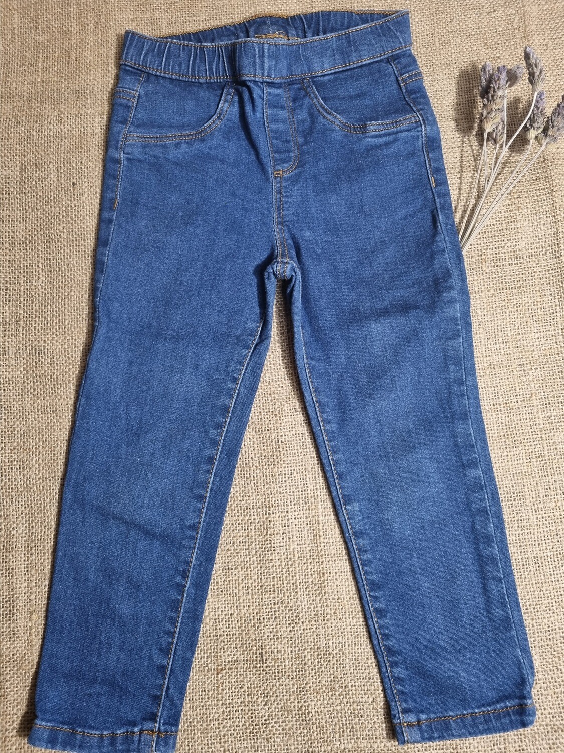 PANTALÓN DE JEAN CLARO CHUPIN, CINTURA ALTA ELASTIZADA Y CON LAZO, MARCA KIDS DENIM GIRLAS, TALLE 1
