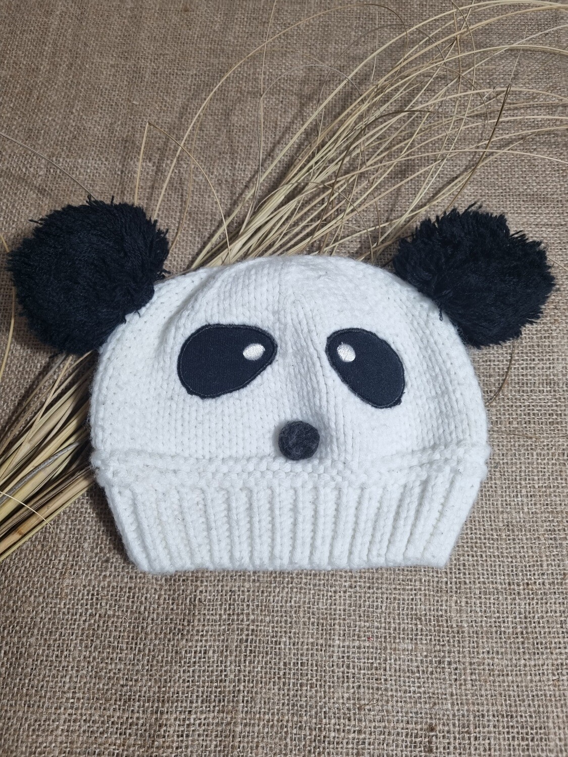 GORRO DE LANA BLANCO CON NEGRO, CARACTERIZADO COMO PANDA