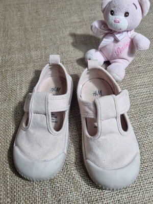 GUILLERMINA DE TELA, PARA NIÑA. MARCA HYM, TALLE 24. COLOR ROSA