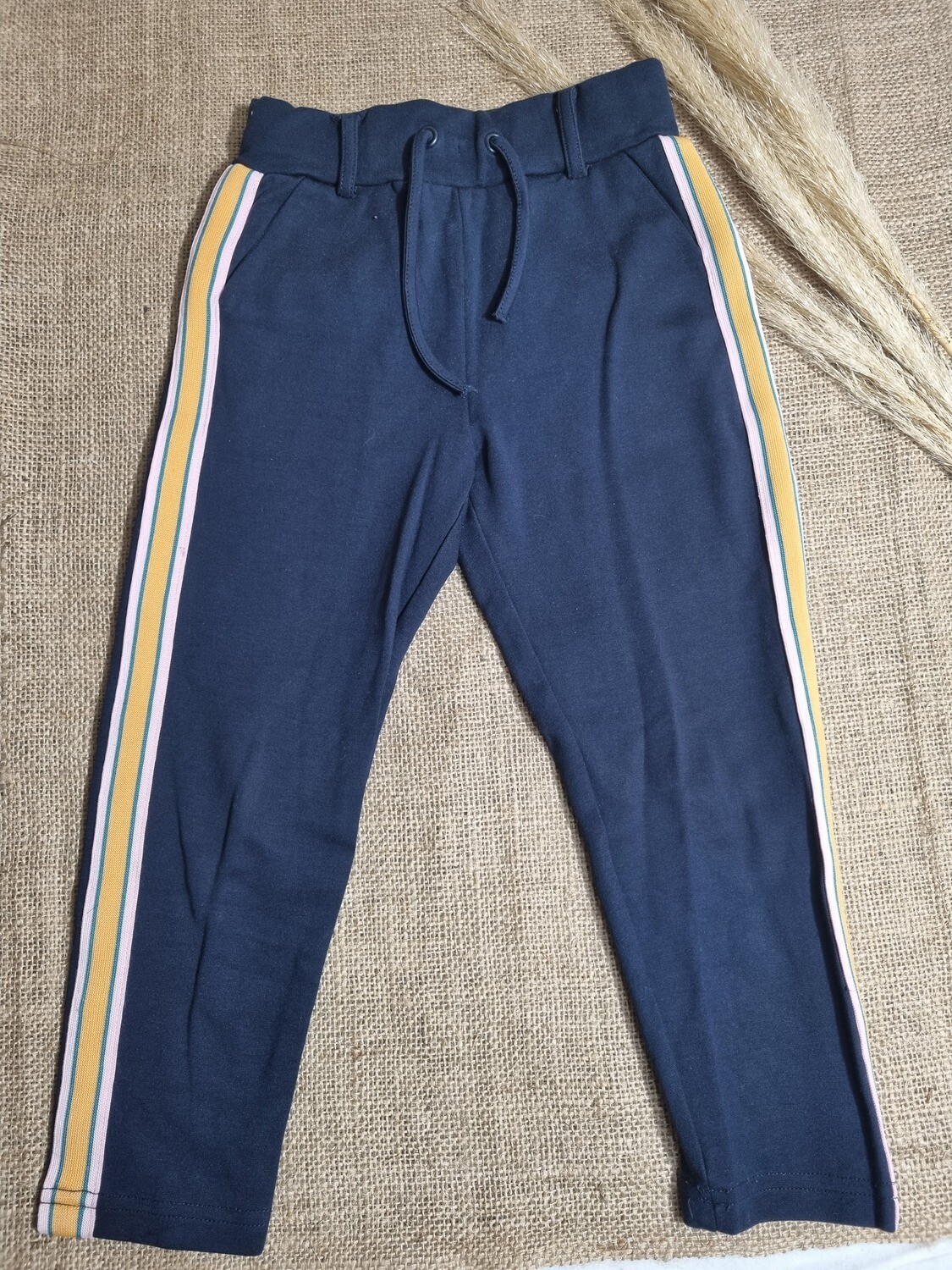 CALZA DEPORTIVA, COLOR AZUL MARINO CON BANDAS LATERALES EN AMARILLO, ELÁSTICO ANCHO A LA CINTURA Y LAZO, MARCA NAME IT, TALLE 2