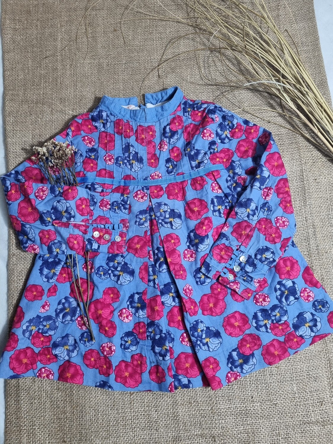BLUSA ESTAMPADA EN FONDO CELESTE CON FLORES , MANGA LARGA, ESCOTE A LA BASE ALTO, MARCA GOCCO, TALLE 4