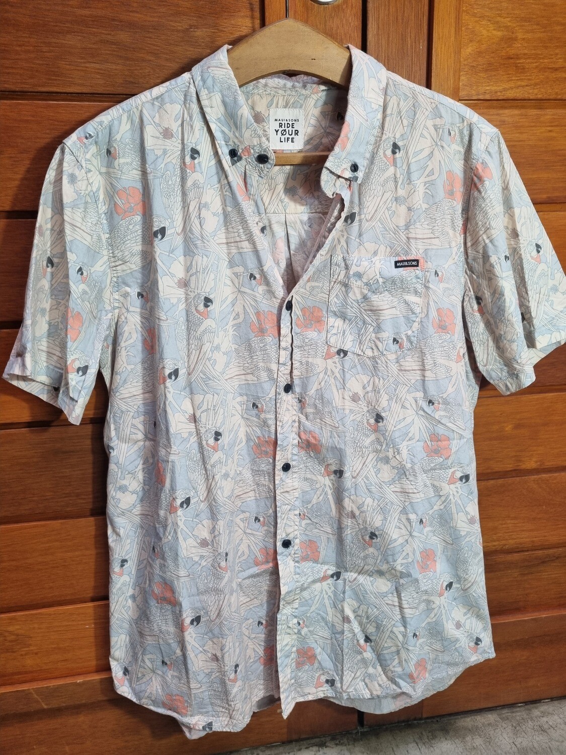CAMISA DE MANGA CORTA, ESTAMPADA, MARCA MAUI &amp; SONS, TALLE L