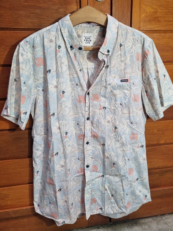 CAMISA DE MANGA CORTA, ESTAMPADA, MARCA MAUI &amp; SONS, TALLE L