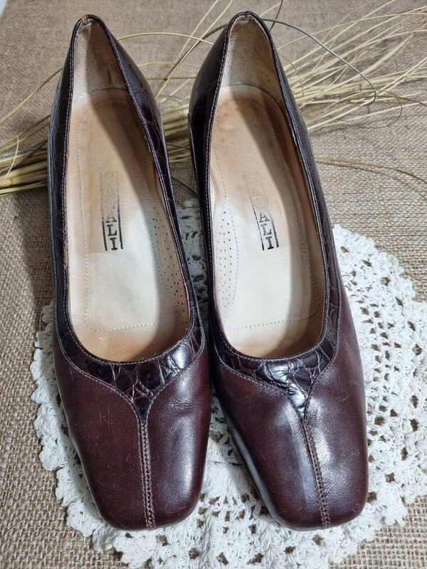 ZAPATO DE CUERO, CON DETALLES EN CROCO. TACO ANCHO 6 CMS. MARACA SAGALI. TALLE 39